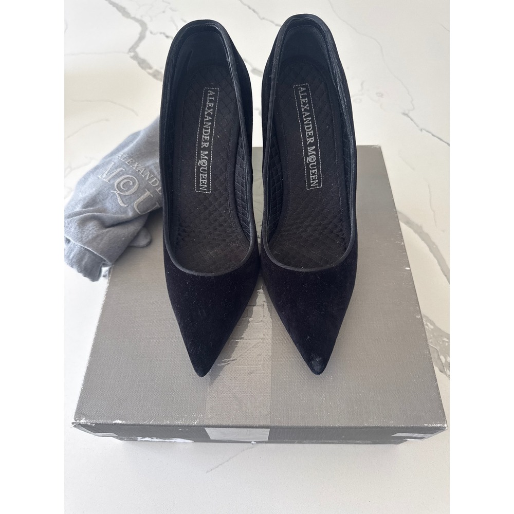 Alexander McQueen Black Velvet Pointed Toe Stiletto Pumps Size 39 Made in Italy